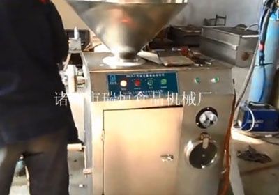 諸城市瑞恒食品機(jī)械廠真空氣動(dòng)定量扭結(jié)灌腸機(jī)